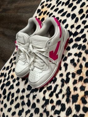 Off-White Women's White and Pink Arrow Low-Top Sneakers